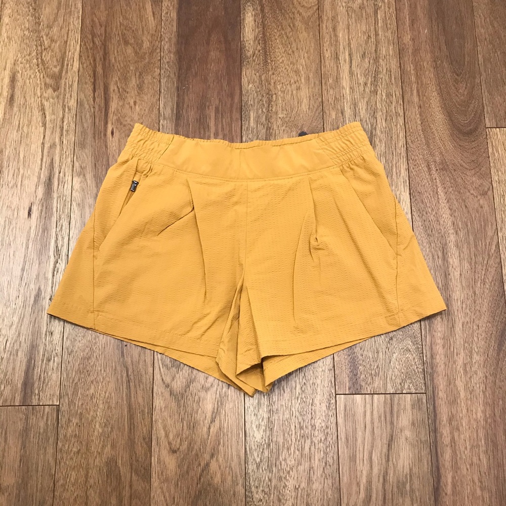 Athleta Textured Brooklyn Short size 4 Tuscan gold
